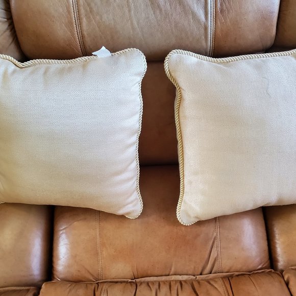 Set of Cream colored accent pillows - Picture 2 of 2